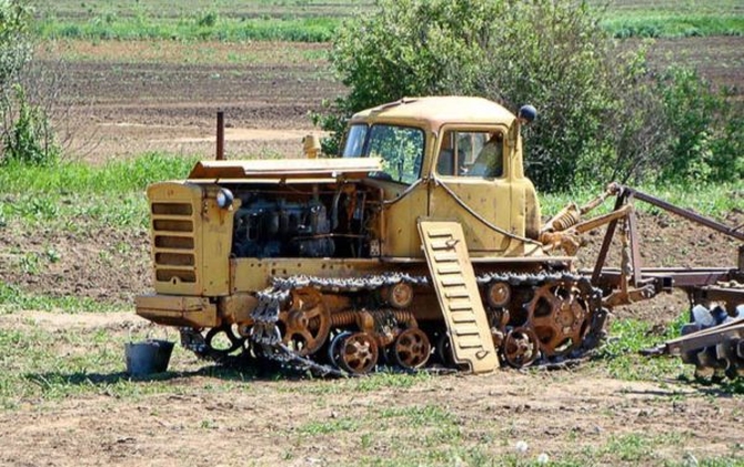 Трактор ДТ-75 первого поколения
